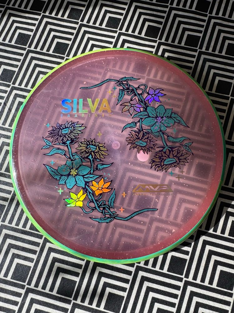 A photo of a discgolf disc from top, in indirect sunlight. 