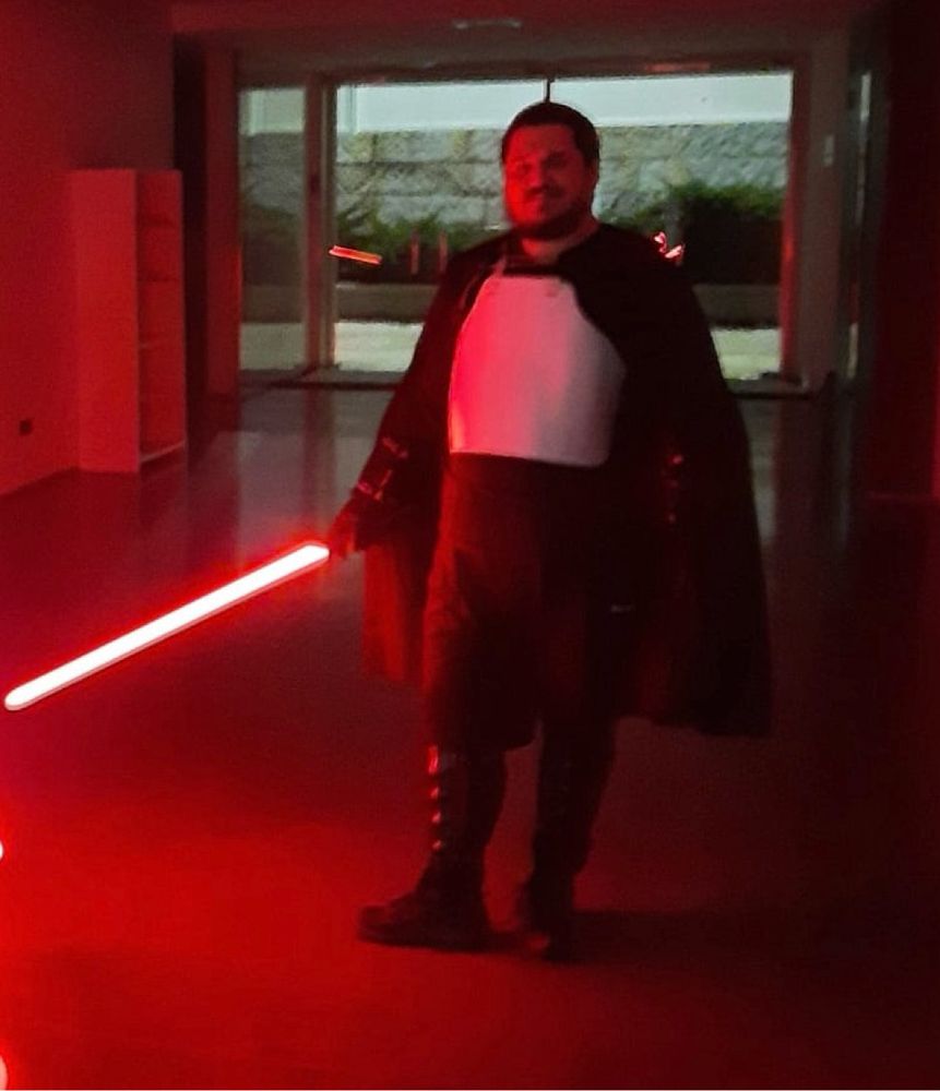 Un lord sith ilumina un pasillo con la luz de su hoja láser