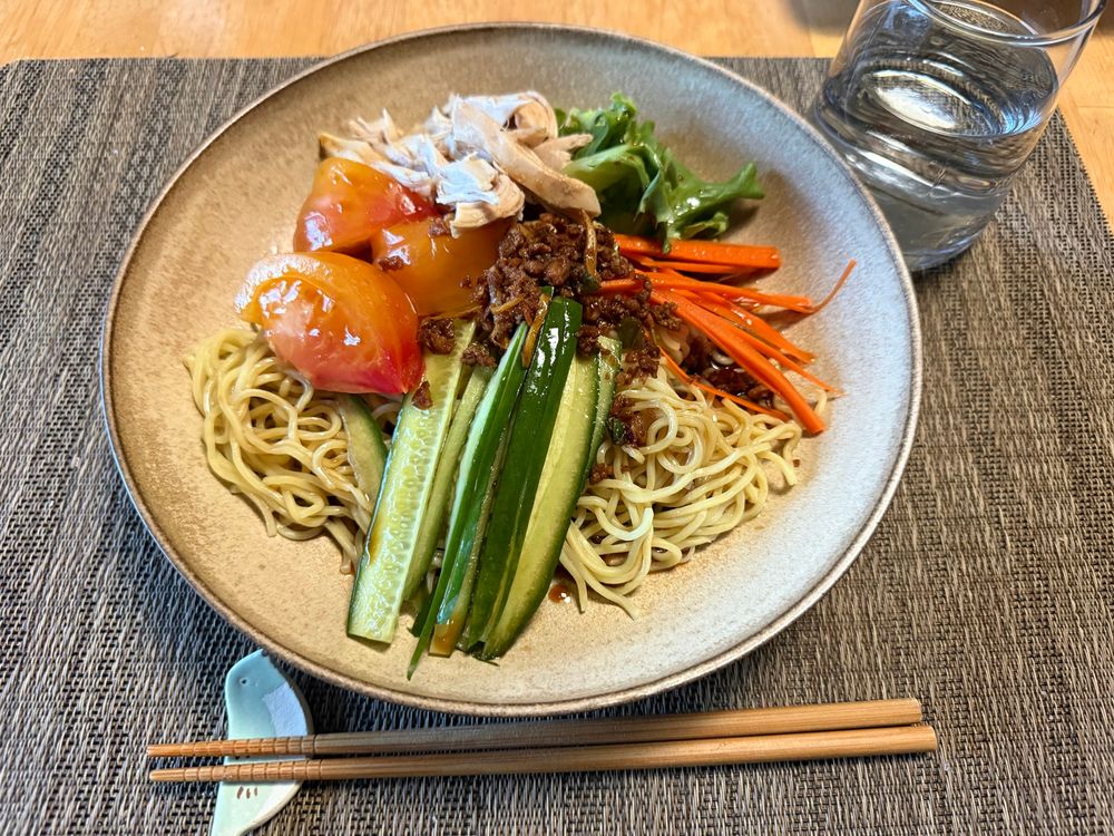 a plate of 冷やし中華 (ramen salad) served on a flat bowl