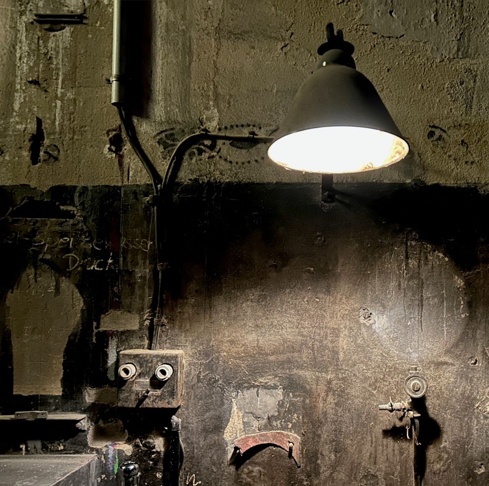 Ein Blick ins Weltkulturerbe Völklinger Hütte: eine alte Lampe.
