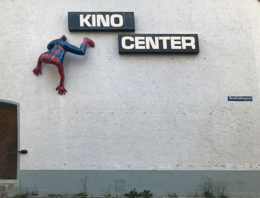 Eine "Spiderman"-Figur an der Fassade des Kinos in Kelheim.
