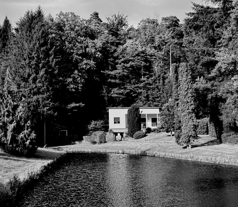 Ein alleinstehendes Haus an einem Weiher in Baerenthal in Frankreich. 