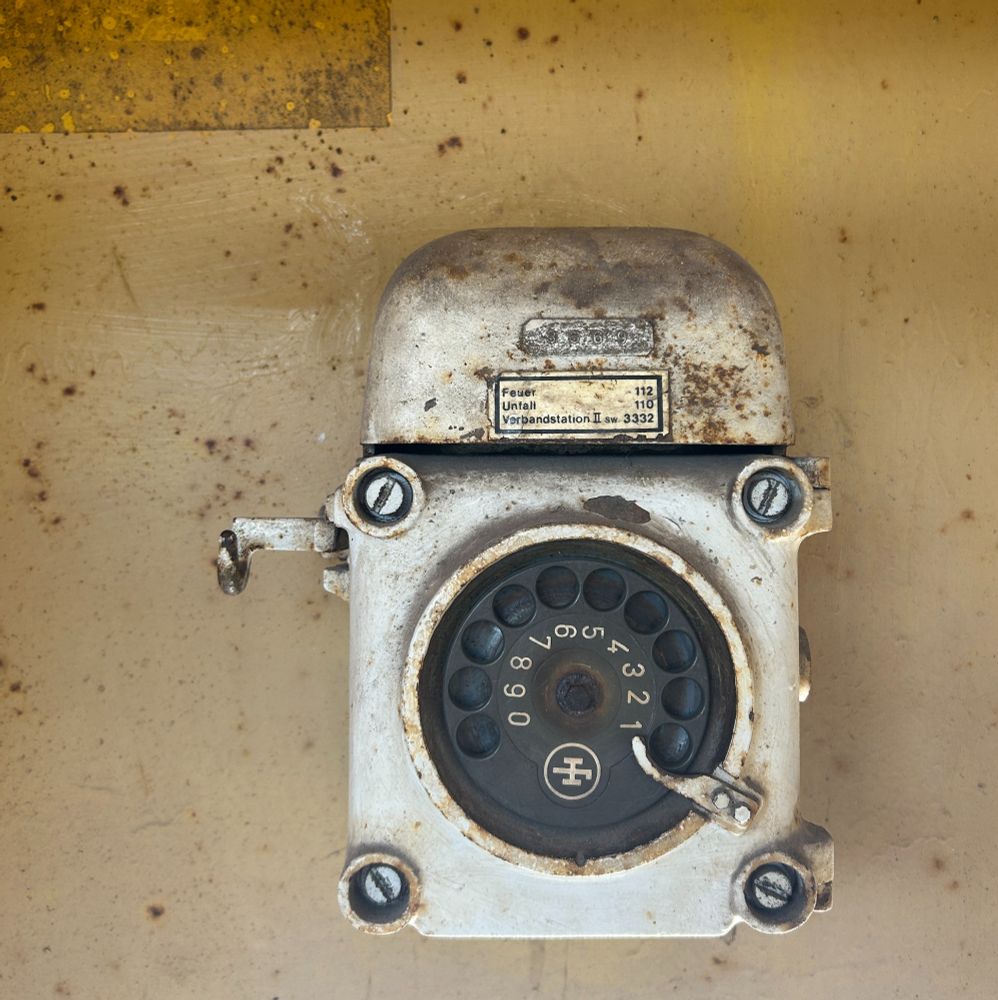 Ein Blick ins Weltkulturerbe Völklinger Hütte: ein altes Telefon.