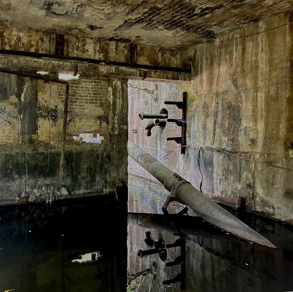 Ein Blick ins Weltkulturerbe Völklinger Hütte: ein Raum, in dem das Wasser steht.