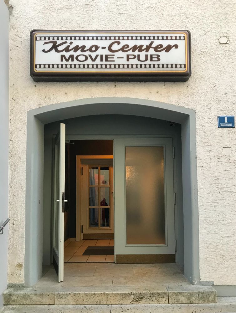 Der Eingang zum Kino in Kelheim.