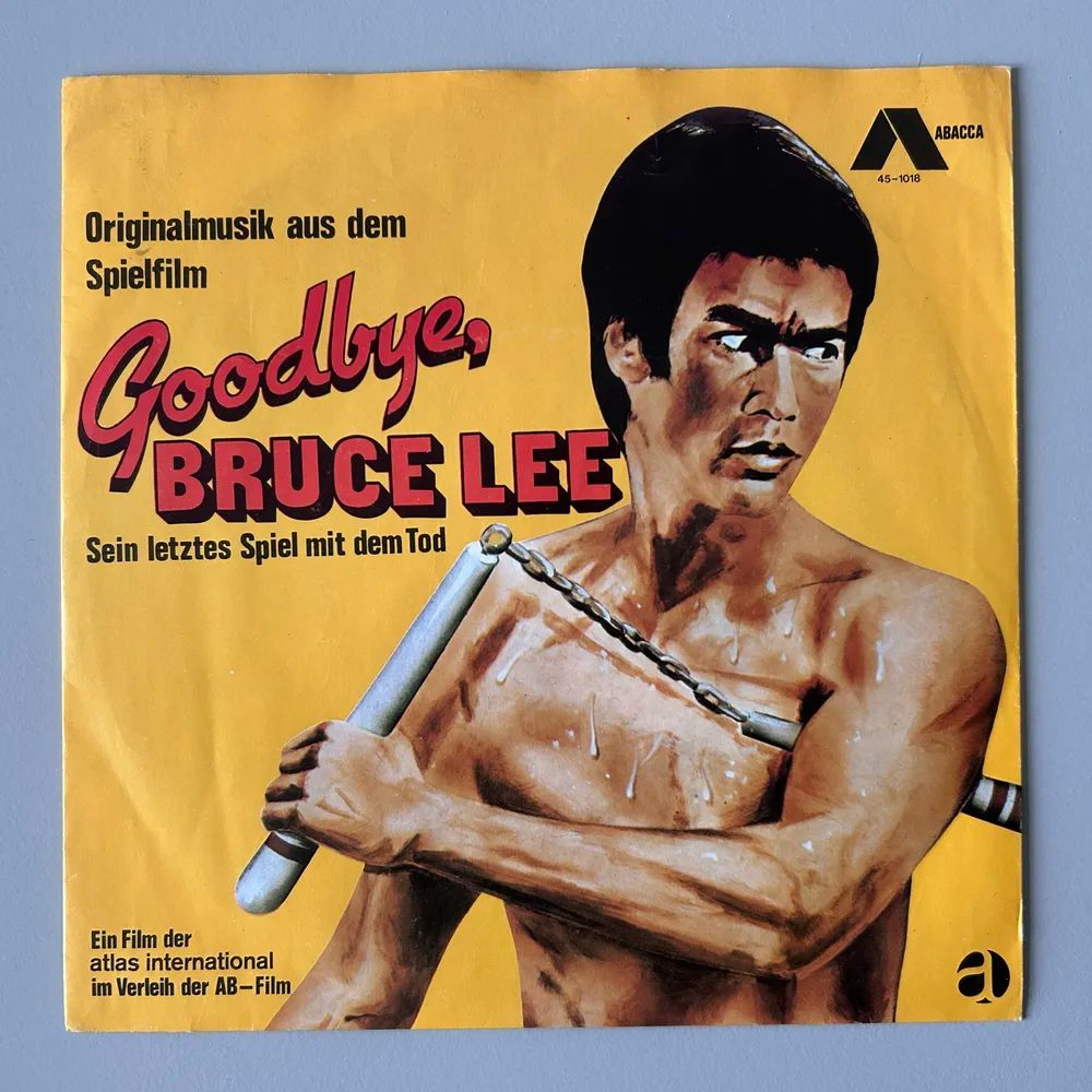 Eine alte Vinyl-Single mit Bruce Lee auf dem Cover, zum Film "Goodbye, Bruce Lee".