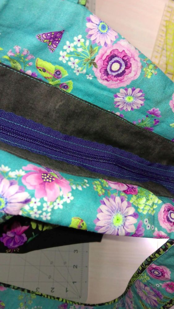 close up of a zipper placket at the top of a tote bag.