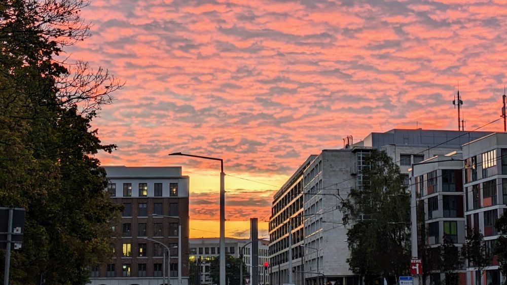 Morgenhimmel - Innenstadt Dresden - , leicht und gleichmäßig bewölkt und von der aufgehenden goldenen Sonne Orange und pink unterstrahlt.