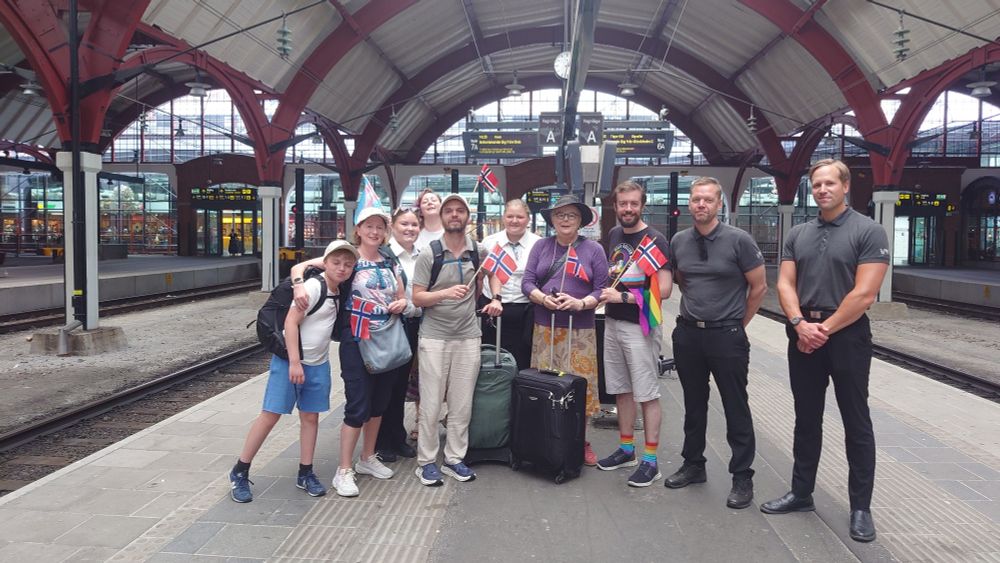 Ti personer og sju flagg (flest norske) på Malmö central