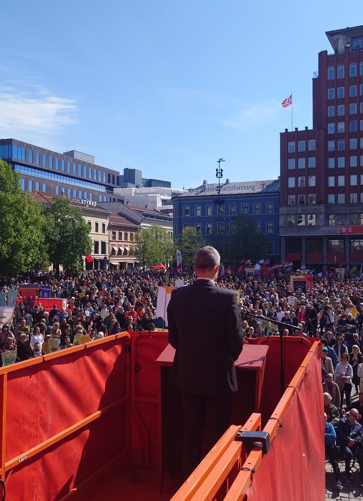 Truls Gulowsen ser ned på et folkehav på Youngstorget, fra talerstolen til LO