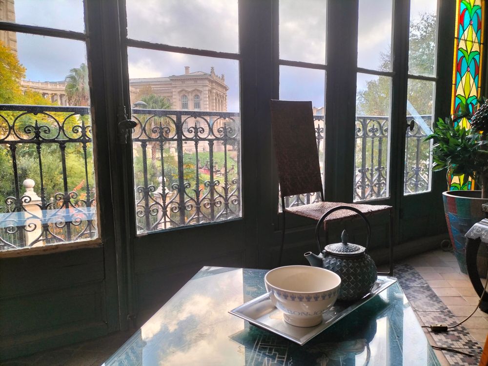 Petit dej à Marseille sans le chat qui est venu jeter un coup d'œil mais n'a pas paru intéressé 🤣