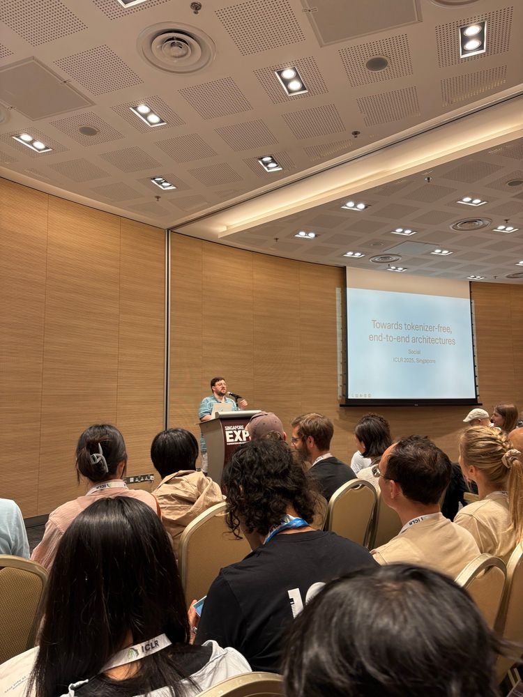 Picture of a crowd listening to our awesome introduction of the session “towards tokenizer-free end to end architectures”