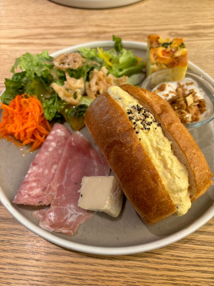 たまごサンドのランチプレート