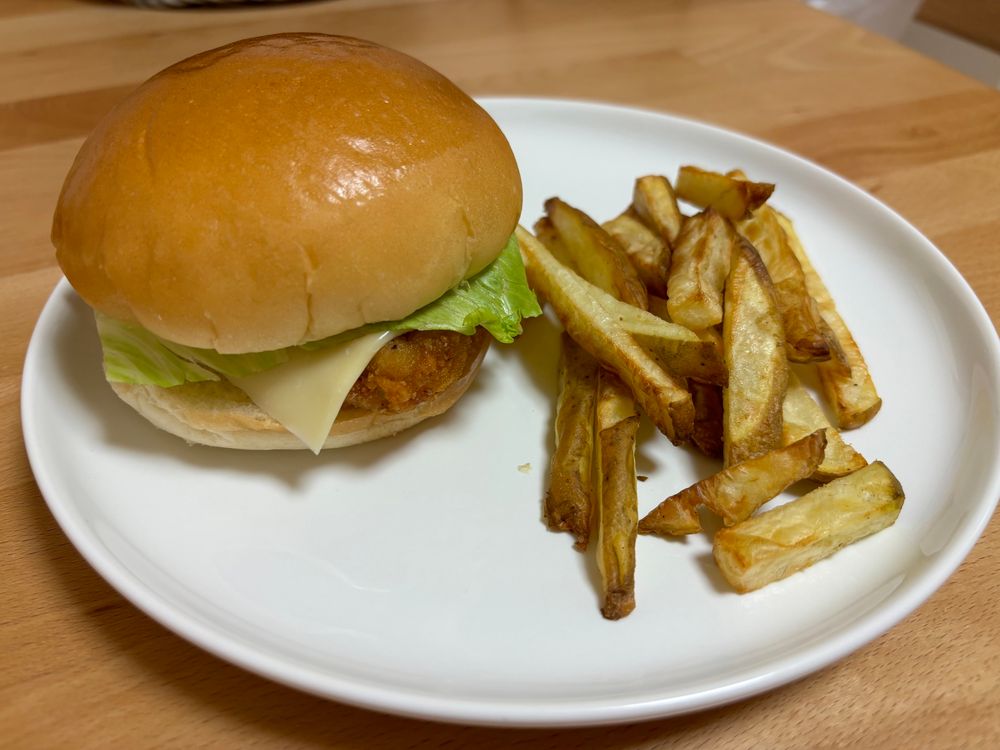 ファミチキバーガーとフライドポテト