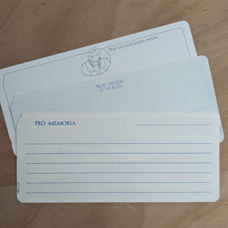 Drei Notizkarten im Lochkartenformat.