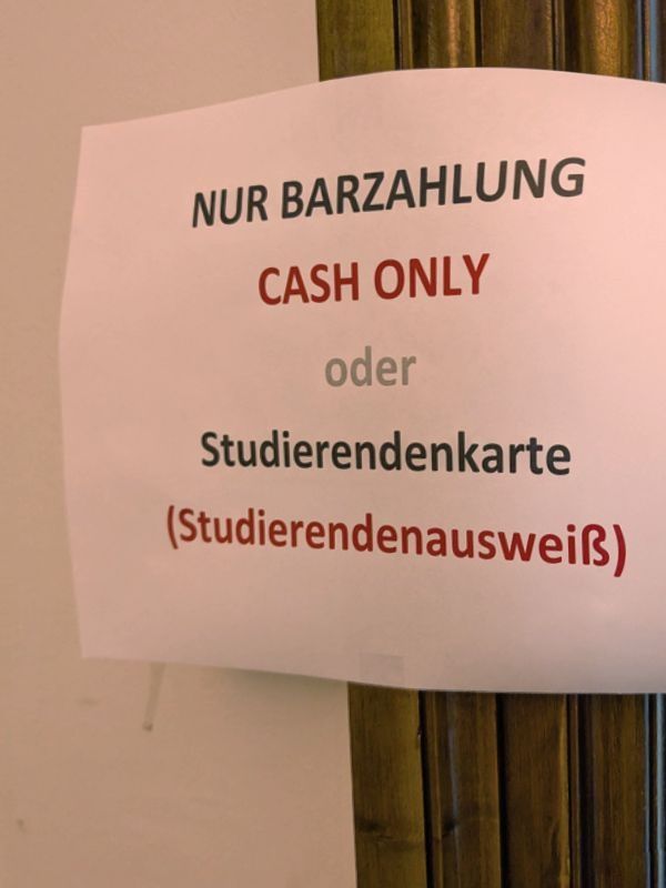 Aushang mit diesem Text:
NUR BARZAHLUNG
CASH ONLY
oder
Studierendenkarte
(Studierendenausweiß)
Schreibfehler beim Wort Studierendenausweis. ẞ statt s am Ende.