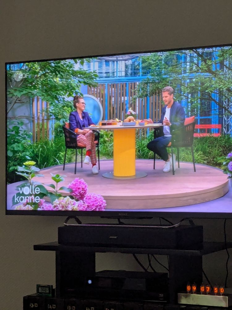 Katja Diehl am Frühstückstisch bei Volle Kanne im ZDF.
