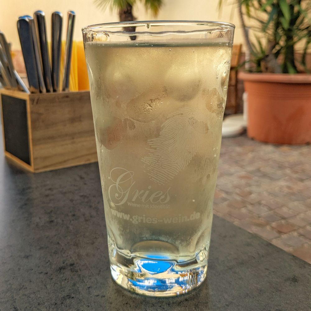 Dubbe Glas gefüllt mit Pfälzer Rieslingschorle.