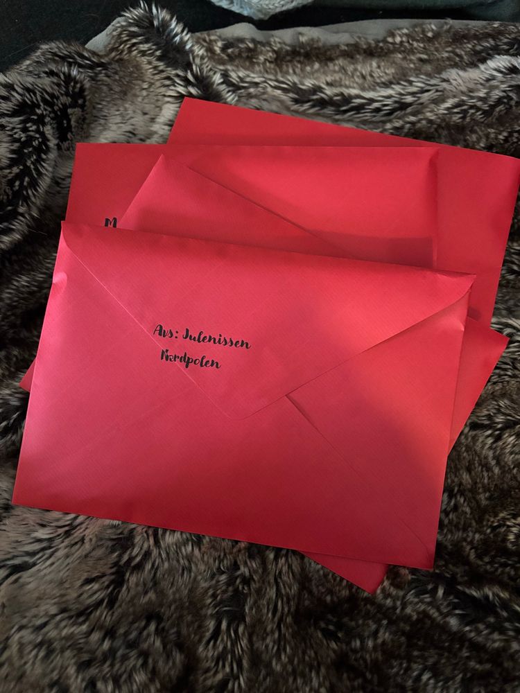 Bilde av baksiden på røde konvolutter med «avsender; Julenissen, Nordpolen» 