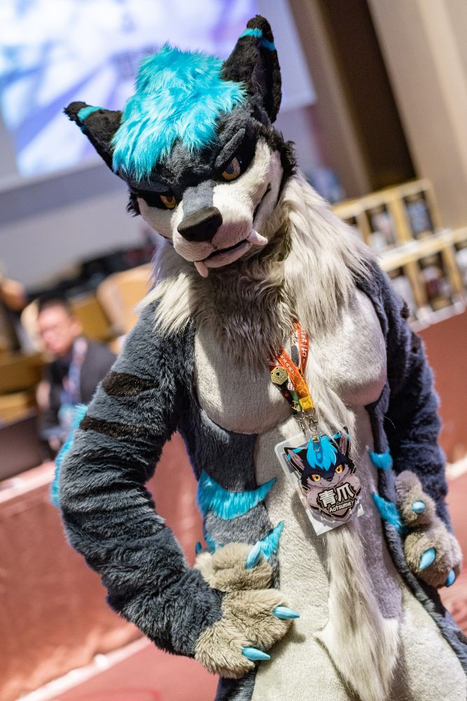 Aotsume posing for the camera angrily  >:c