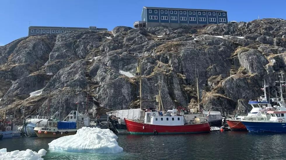 De petits bateaux de pêche dans le port de Nuuk fin avril 2025. © Justine Fontaine