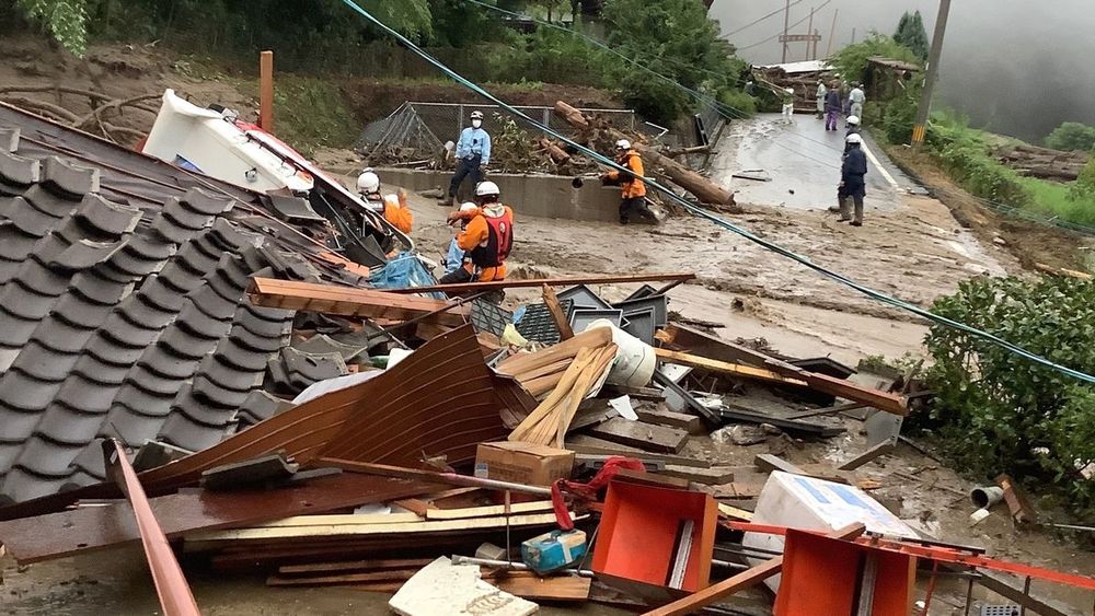 Seit Juni herrscht extremes Wetter in Japan: Mehrere Menschen werden nach den jüngsten Überschwemmungen und Erdrutschen vermisst. Jetzt sollen drei Millionen Menschen die Gefahrenzonen verlassen.