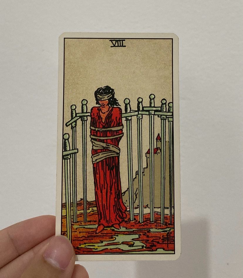 Na foro estou segurando a carta 8 de espadas