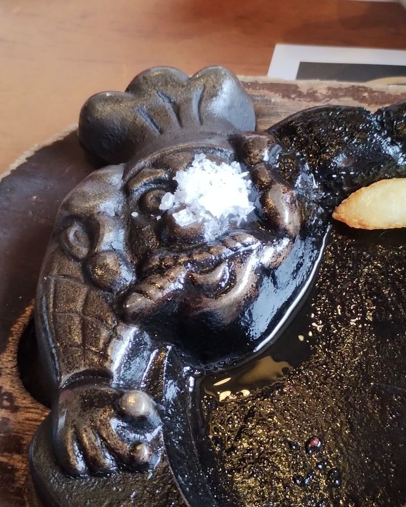 ブロンコビリーのハンバーグ用鉄板。鉄板にデザインされたシェフの顔に塩が盛られている。