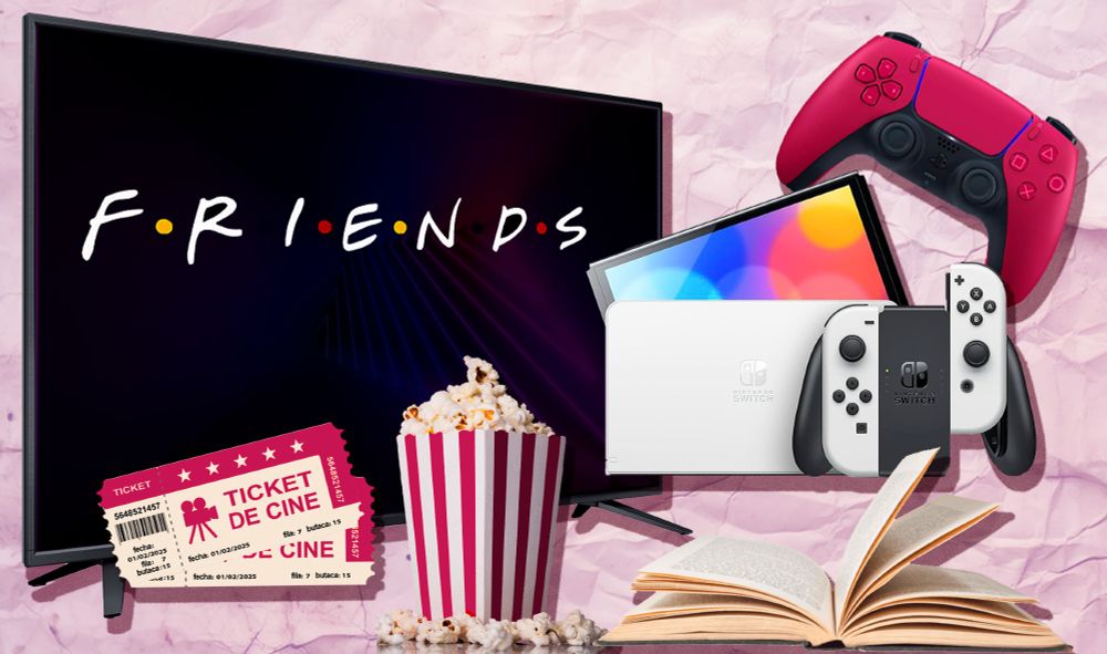 La imagen muestra una composición de elementos relacionados con entretenimiento y ocio: un televisor que muestra el logotipo de la serie "Friends", un bol de palomitas de maíz, dos entradas de cine, una consola Nintendo Switch OLED blanca, un mando de PS5 burdeos y un libro abierto, representando distintas formas de disfrutar el tiempo libre, desde la lectura hasta los videojuegos, el cine y las series de televisión. El fondo tiene un estilo con tonos rosados y textura de papel arrugado.