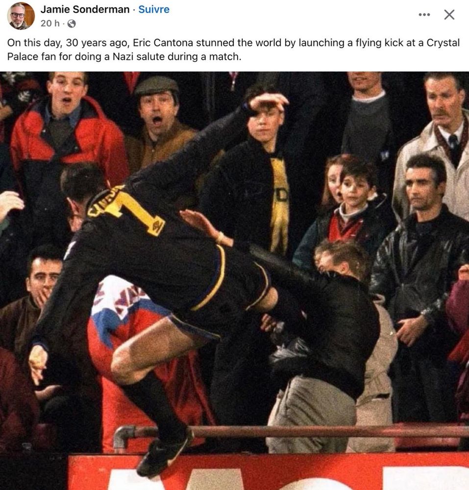 Photo d’Eric Cantona qui envoie un flying kick dans la gueule d’un nazi qui fait l’inénarrable salut, le 25 janvier 1995 à Londres (c une capture d’un post en anglais qui dit +- ça + la photo décrite)