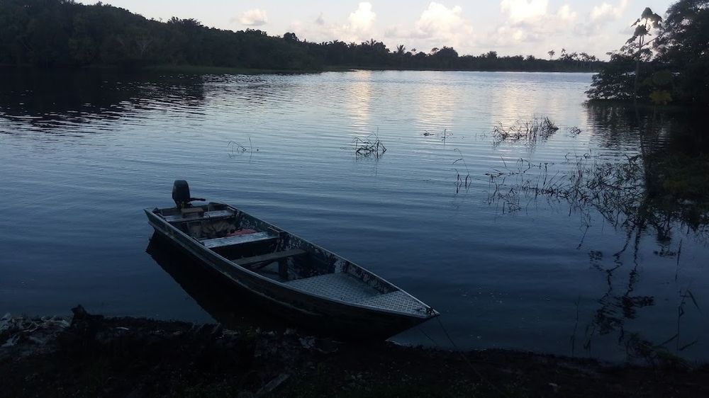 É uma foto de barco num rio a noite