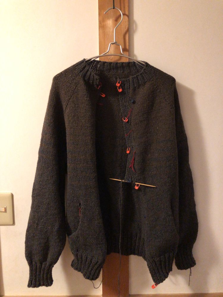 編みかけカーディガン、前立てを編んでます