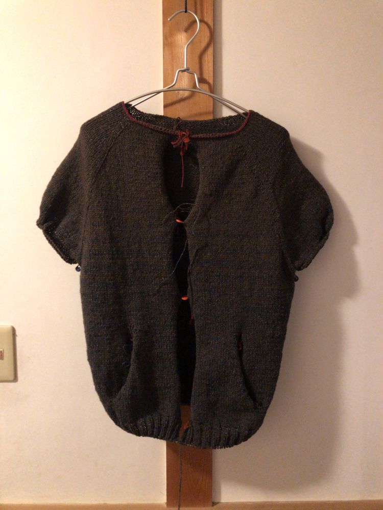 編みかけのカーディガン