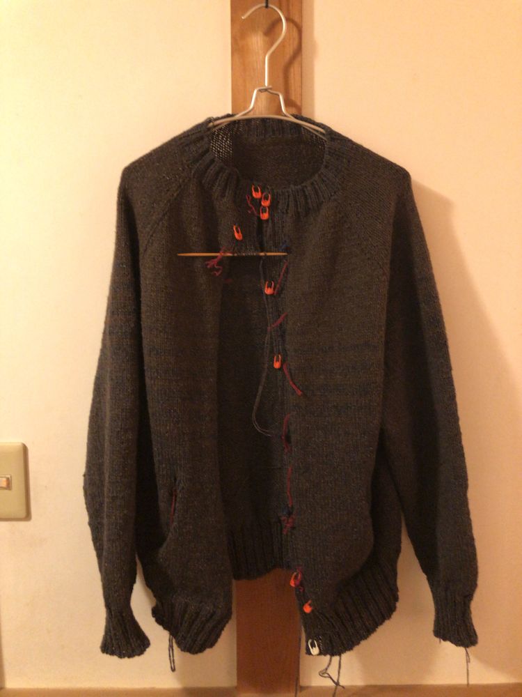 編みかけカーディガン、前立てを編んでいます