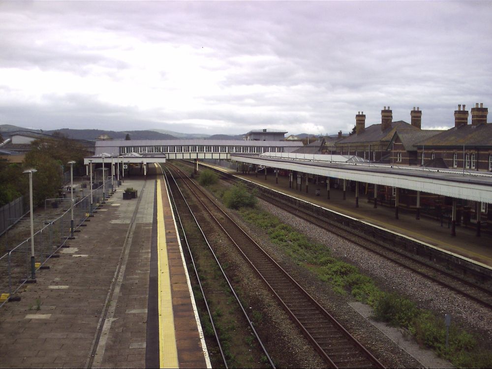 Big train station with a rail in the middle 