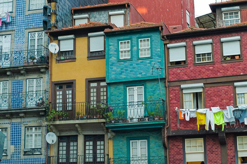 Foto puramente ilustrativa duns edifícios do Porto