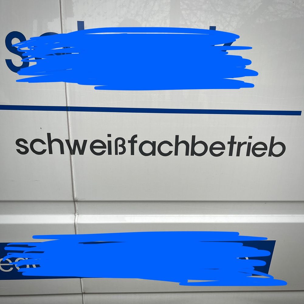 „schweißfachbetrieb“ Aufdruck auf einem Kleintransporter. 