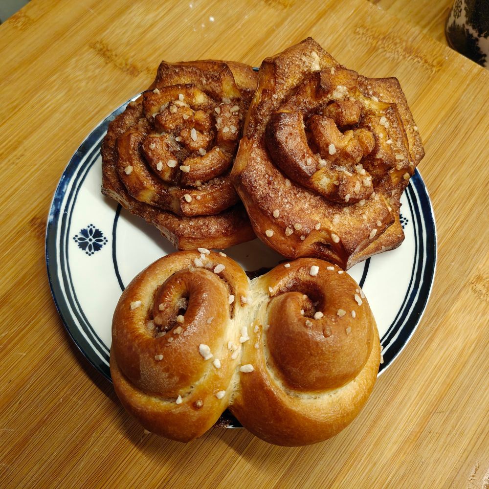 Kaneelirullid taldrikul. Eespool kahest otsa ülejäägist nn. nukirull. 