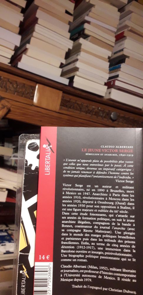 4ème de couverture du livre de Claudio Albertani :
" Le jeune Victor Serge "
Tome 1- Rébellion et anarchie 1890-1919
Traduit de l'espagnol par Christian Dubucq. 
Éditions Libertalia. 
