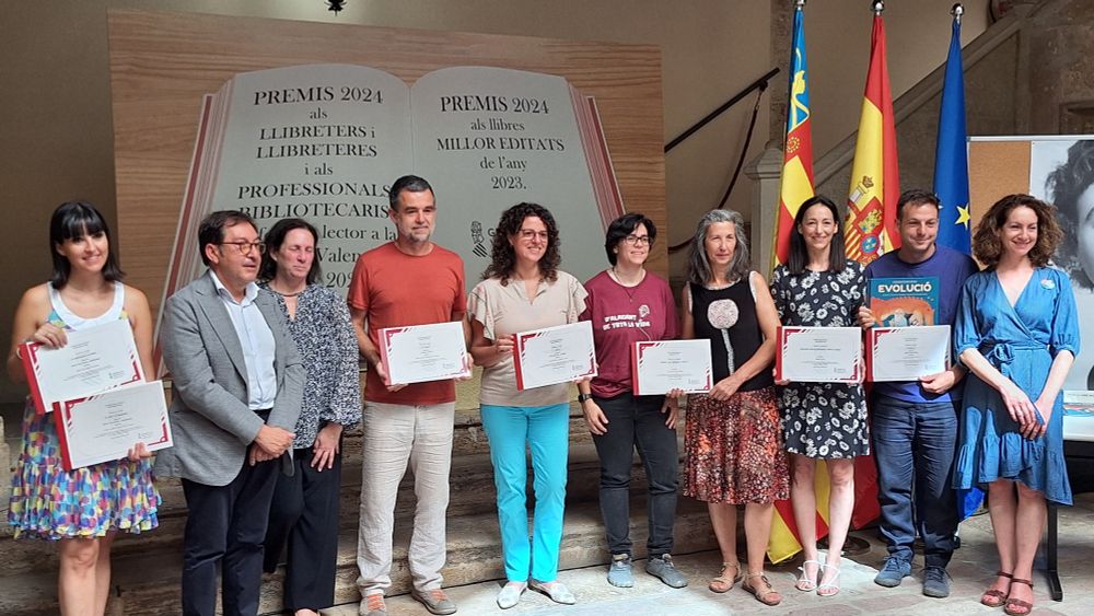 Fotografia amb els editors dels llibres premiats, excepte en el cas d'Irene Verdú, que és l'autora de "La Pau", la bibliotecària i les llibreteres premiades, la presidenta del col·legi de bibliotecaris i la direcció general de cultura després de l'entrega dels premis als llibres millor editats (premis del 2024 als llibres del 2023).
