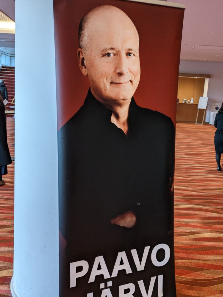 おじさんの垂れ幕…