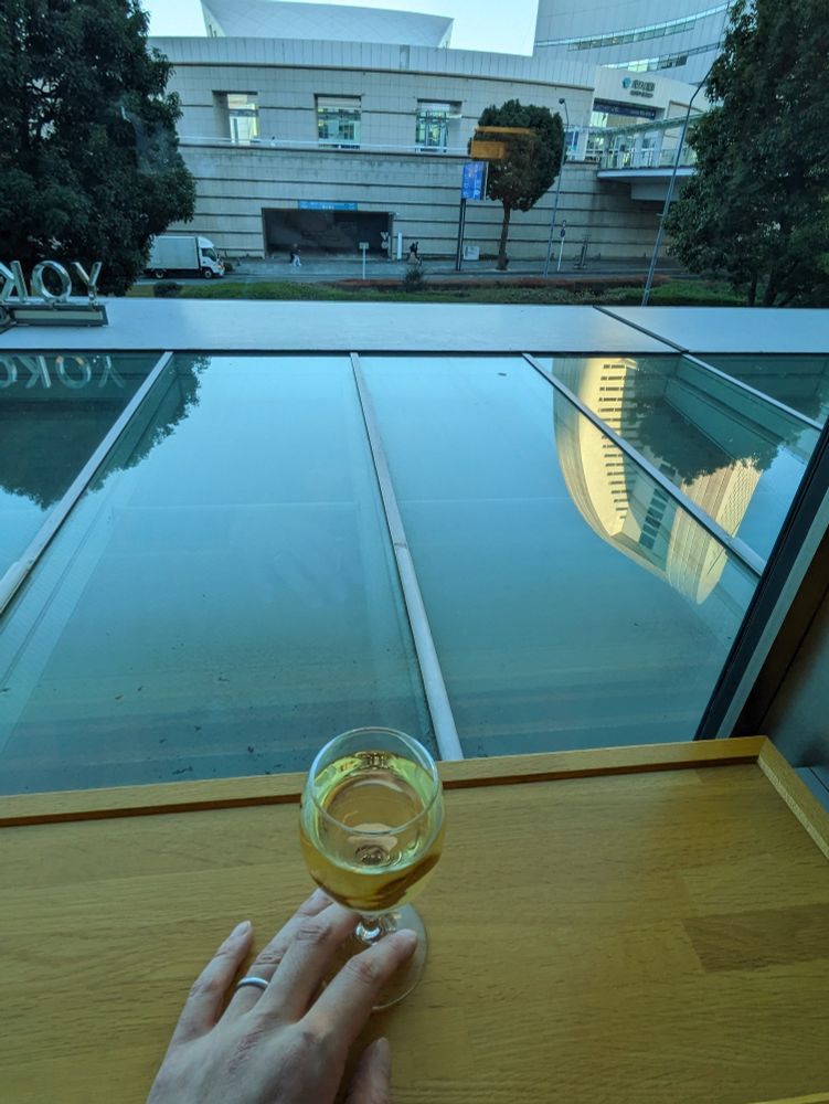 早くついたからワイン飲んでる