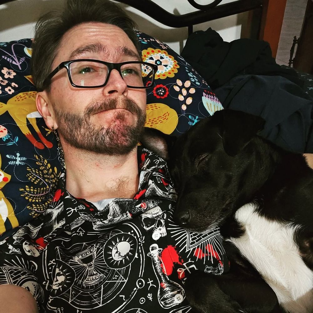 Pepe acostado en la cama con la perra-vaca