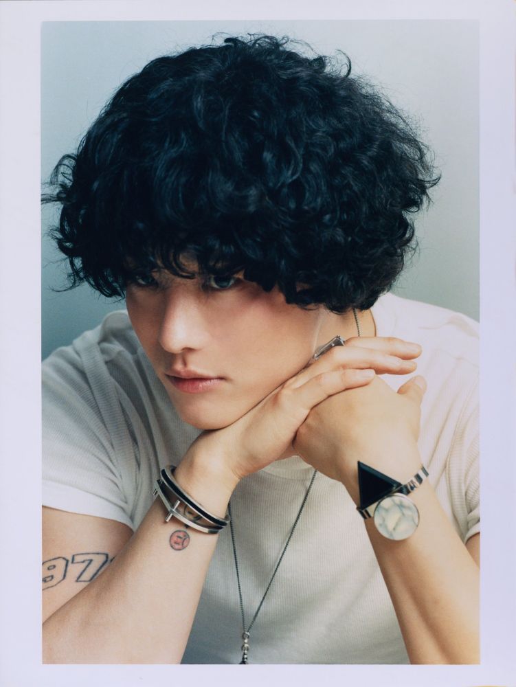 Cho Seoungyoon with curly hair