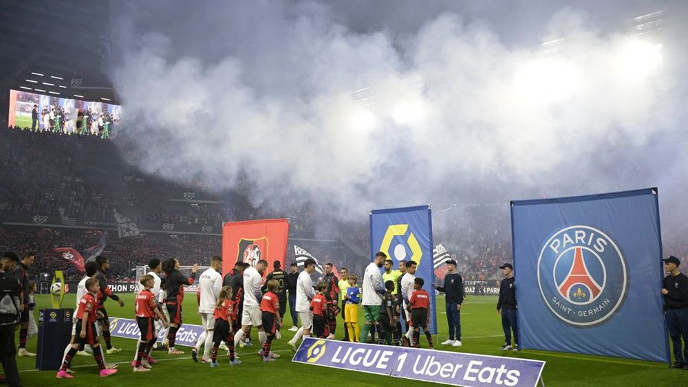 Les joueurs du Rennes et du Paris-SG font leur entrée sur la pelouse du Roazhon Park avant de s'affronter (1-3), le 8 octobre en Ligue 1. (B. Papon/L'Équipe)