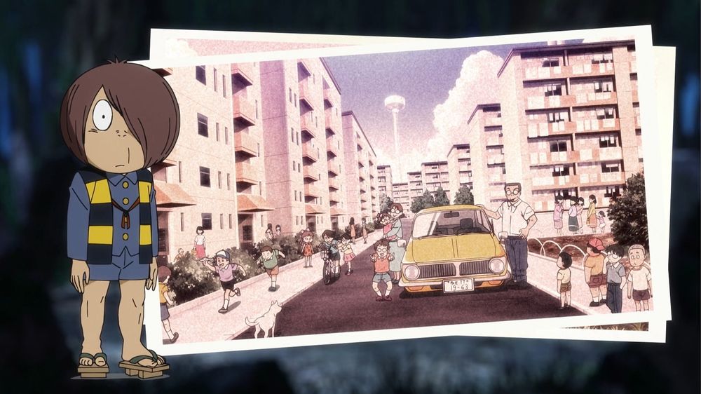 『ゲゲゲの鬼太郎 私の愛した歴代ゲゲゲ』OPより引用。佇む2期鬼太郎、バックの写真には高度経済成長期のこどものあふれる団地。