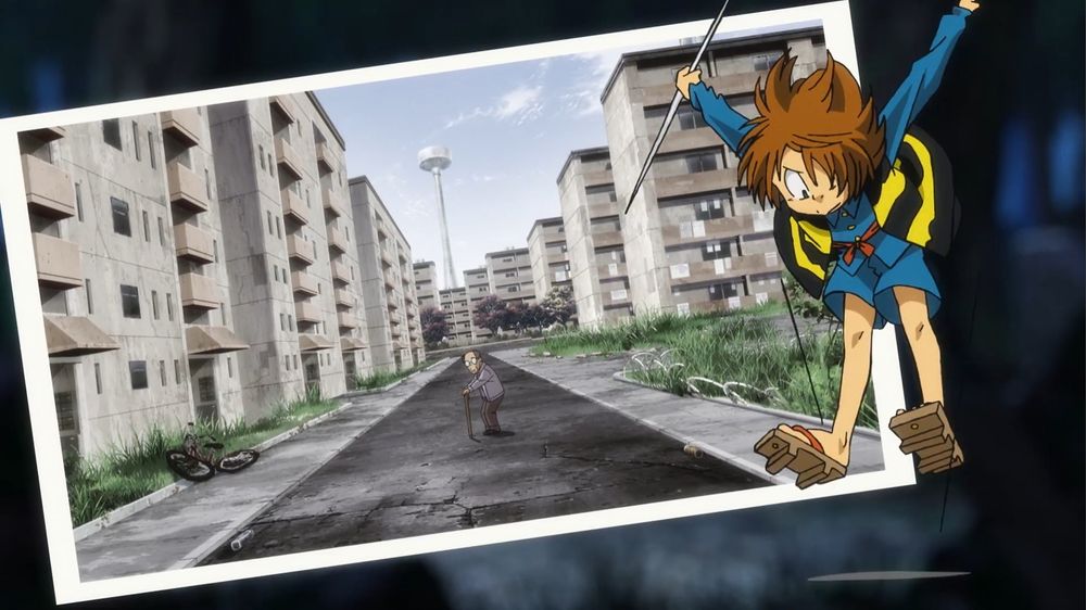 『ゲゲゲの鬼太郎 私の愛した歴代ゲゲゲ』OPより引用。5期鬼太郎のアクション、バックの写真にはすっかり寂れた団地とひとり立つ杖をつく老人。