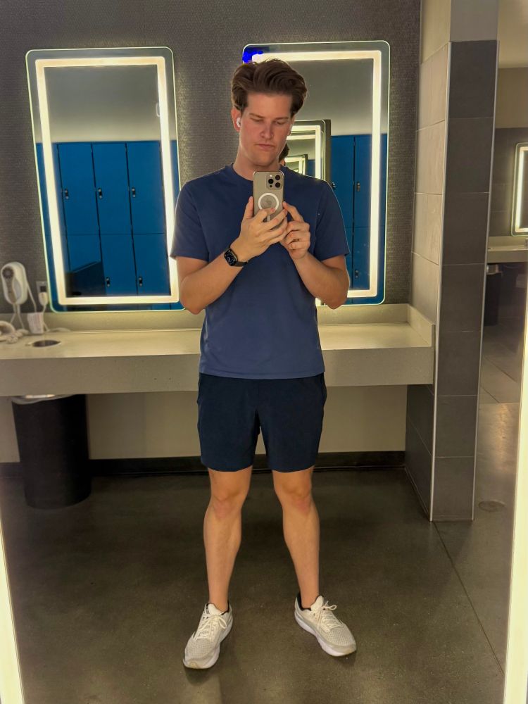 gym mirror selfie