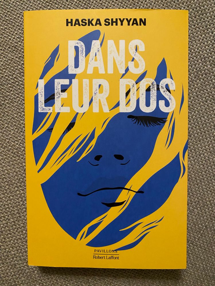 Couverture du roman de Haska Shyyan, Dans leur dos, un visage bleu recouvert d’une chevelure jaune.