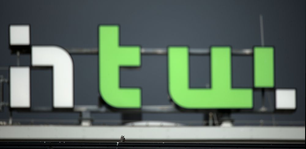 Eine Bachstelze (sehr klein) vor dem HTW Logo
